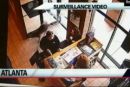 Jelen pritekel čez okno restavracije